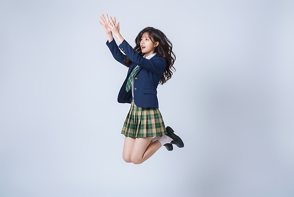 JPG 편집이미지 학생 긴머리 옷 여학생 여자 학교 모션 청소년 한명 웃음 공중 점프 순간 의료성형뷰티 편집실사 AI인물포토 AI콘텐츠 1 헤어스타일 교육 표정 사람 CG 파일형식 AI포토