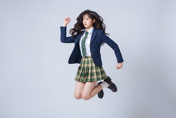 JPG 편집이미지 학생 여학생 여자 교육 교복 모션 중학생 청소년 한명 소녀 점프 의료성형뷰티 편집실사 AI인물포토 AI콘텐츠 1 옷 어린이 사람 CG 파일형식 AI포토