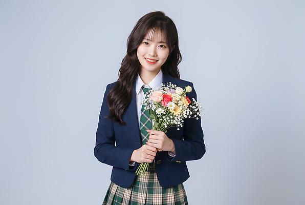 JPG 편집이미지 학생 여학생 여자 꽃 교복 꽃다발 졸업 학교 청소년 한명 미소 들기 의료성형뷰티 편집실사 AI인물포토 AI콘텐츠 식물 1 옷 교육 모션 표정 사람 CG 파일형식 AI포토