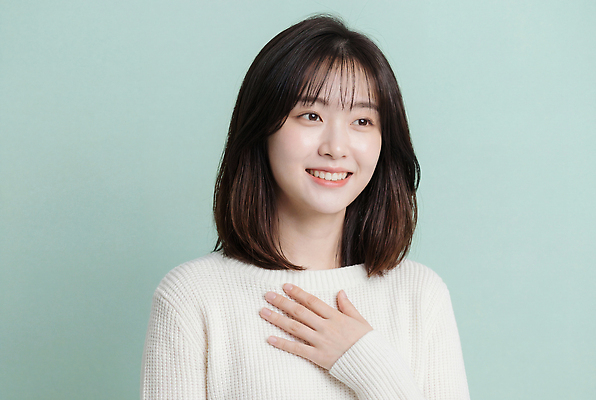 JPG 편집이미지 헤어스타일 여자 표정 한명 웃음 머리 기쁨 니트 의료성형뷰티 편집실사 AI인물포토 AI콘텐츠 1 감정 상의 사람 신체부위 CG 파일형식 AI포토