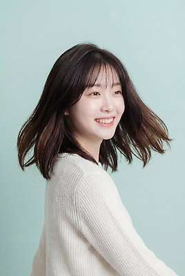 JPG 모델 편집이미지 헤어스타일 여자 포즈 모션 스튜디오 한명 미소 웃음 머리카락 편안함 의료성형뷰티 편집실사 AI인물포토 AI콘텐츠 1 표정 사람 머리 감각 CG 파일형식 AI포토