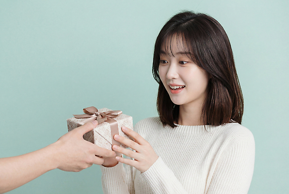 JPG 편집이미지 여자 기념일 포장 표정 선물 한명 이벤트 상자 놀람 기쁨 축하 의료성형뷰티 편집실사 AI인물포토 AI콘텐츠 1 감정 컨셉 사람 CG 파일형식 AI포토