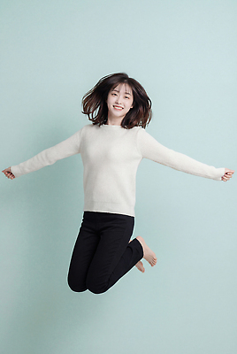 JPG 편집이미지 여자 행복 모션 맨발 실내 한명 웃음 점프 기쁨 의료성형뷰티 편집실사 AI인물포토 AI콘텐츠 1 감정 발 표정 사람 내부 CG 파일형식 AI포토