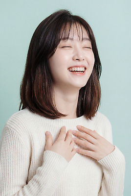 JPG 편집이미지 헤어스타일 여자 행복 얼굴 표정 한명 웃음 머리 기쁨 즐거움 의료성형뷰티 편집실사 AI인물포토 AI콘텐츠 1 감정 사람 신체부위 CG 파일형식 AI포토