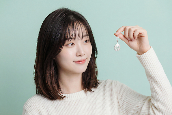 JPG 편집이미지 여자 장신구 실내 한명 미소 들기 손짓 귀걸이 보석 의료성형뷰티 편집실사 AI인물포토 AI콘텐츠 1 모션 표정 사람 내부 광석 CG 파일형식 AI포토