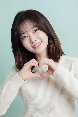 JPG 편집이미지 여자 표정 사랑 한명 미소 하트 손하트 의료성형뷰티 스타일 편집실사 AI인물포토 AI콘텐츠 모양 1 감정 사람 손짓 CG 파일형식 AI포토