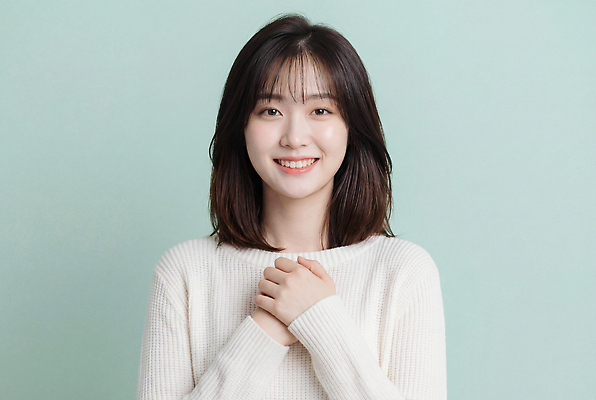 JPG 편집이미지 여자 행복 표정 한명 웃음 사람 즐거움 의료성형뷰티 편집실사 AI인물포토 AI콘텐츠 1 감정 CG 파일형식 AI포토