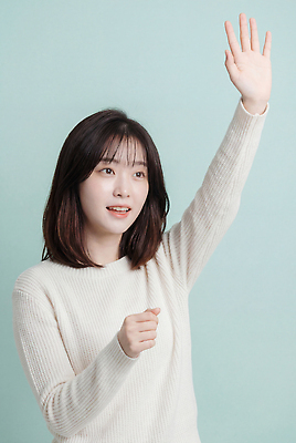 JPG 편집이미지 여자 모션 한명 웃음 사람 표현 인사 스웨터 소통 의료성형뷰티 편집실사 AI인물포토 AI콘텐츠 1 컨셉 상의 표정 예절 CG 파일형식 AI포토