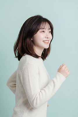 JPG 편집이미지 여자 모션 표정 한명 미소 사람 달리기 운동 스웨터 의료성형뷰티 편집실사 AI인물포토 AI콘텐츠 1 상의 건강 CG 파일형식 AI포토