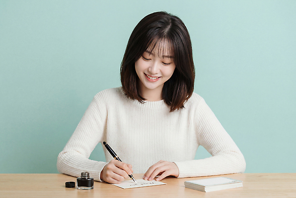 JPG 편집이미지 여자 행복 종이 잉크 한명 일상 펜 공책 쓰는 책상 의료성형뷰티 편집실사 AI인물포토 AI콘텐츠 1 감정 가구 문구용품 사람 라이프 필기구 CG 파일형식 AI포토