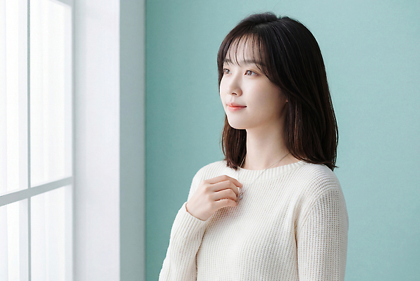 JPG 편집이미지 여자 생각 표정 한명 일상 분위기 편안함 스웨터 창가 부드러움 의료성형뷰티 편집실사 AI인물포토 AI콘텐츠 1 컨셉 상의 창문 사람 라이프 감각 CG 파일형식 AI포토