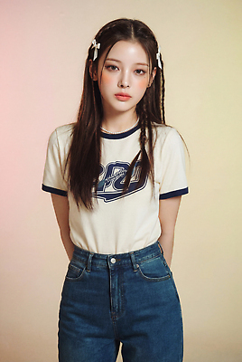 JPG 모델 편집이미지 긴머리 헤어스타일 응시 여자 패션 티셔츠 한명 미소 성인 청바지 의료성형뷰티 스타일 편집실사 AI인물포토 AI콘텐츠 1 시선 셔츠 바지 표정 사람 CG 파일형식 AI포토