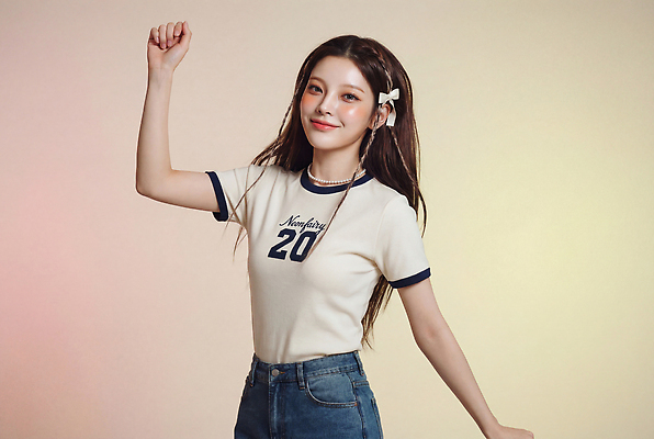 JPG 모델 편집이미지 긴머리 헤어스타일 여자 패션 포즈 티셔츠 스튜디오 한명 웃음 성인 일상 캐주얼 청춘 청바지 의료성형뷰티 편집실사 AI인물포토 AI콘텐츠 1 옷 컨셉 셔츠 바지 표정 사람 라이프 CG 파일형식 AI포토