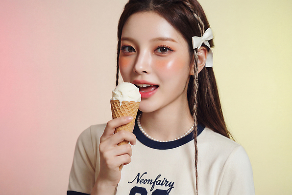 JPG 편집이미지 여자 행복 아이스크림 디저트 실내 한명 웃음 성인 여름 브레이드 의료성형뷰티 편집실사 AI인물포토 AI콘텐츠 1 계절 감정 음식 표정 사람 내부 CG 파일형식 AI포토