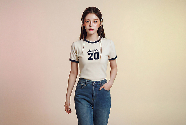 JPG 모델 편집이미지 여자 패션 포즈 티셔츠 스튜디오 한명 성인 걷기 청바지 주머니 의료성형뷰티 스타일 편집실사 AI인물포토 AI콘텐츠 1 셔츠 바지 모션 사람 CG 파일형식 AI포토