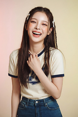 JPG 편집이미지 여자 감정 포즈 티셔츠 장신구 땋은머리 한명 미소 웃음 성인 청바지 의료성형뷰티 편집실사 AI인물포토 AI콘텐츠 1 헤어스타일 셔츠 바지 표정 사람 CG 파일형식 AI포토