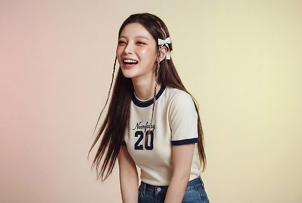 JPG 편집이미지 긴머리 여자 패션 티셔츠 한명 웃음 성인 캐주얼 청바지 머리핀 즐거움 의료성형뷰티 스타일 편집실사 AI인물포토 AI콘텐츠 1 헤어스타일 옷 감정 셔츠 장신구 바지 표정 사람 CG 파일형식 AI포토