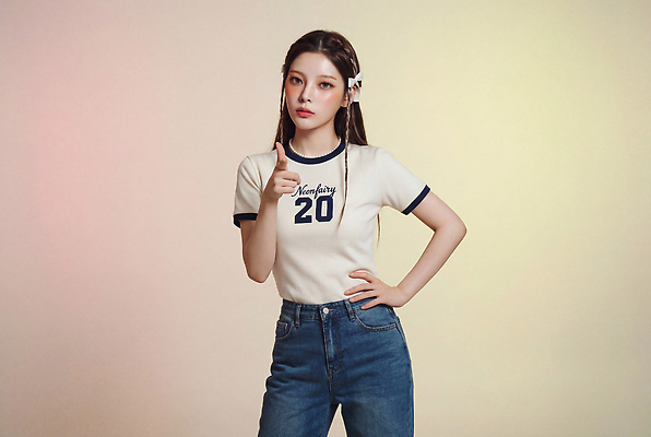 JPG 모델 편집이미지 여자 패션 포즈 티셔츠 한명 손짓 20대 성인 청바지 의료성형뷰티 스타일 편집실사 AI인물포토 AI콘텐츠 1 셔츠 바지 모션 사람 청년 CG 파일형식 AI포토