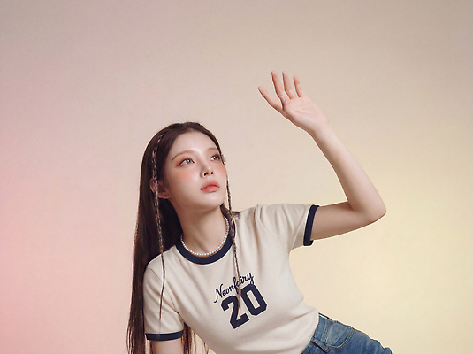 JPG 모델 편집이미지 긴머리 여자 포즈 스튜디오 한명 미소 성인 의료성형뷰티 스타일 편집실사 AI인물포토 AI콘텐츠 1 헤어스타일 표정 사람 CG 파일형식 AI포토