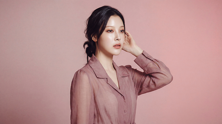 JPG 편집이미지 옷 여자 패션 분홍색 포즈 실내 사람 뷰티 의료성형뷰티 편집실사 AI인물포토 AI콘텐츠 컬러 내부 CG 파일형식 AI포토