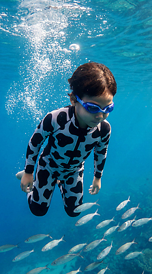 JPG 편집이미지 수영복 어린이 바다 어류 수중 수영 탐험 시원함 의료성형뷰티 편집실사 AI인물포토 AI콘텐츠 옷 사람 수중동물 수상스포츠 CG 파일형식 AI포토