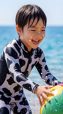JPG 편집이미지 수영복 어린이 바다 공 물놀이 웃음 해변 물 여름 즐거움 놀기 의료성형뷰티 편집실사 AI인물포토 AI콘텐츠 자연요소 옷 계절 감정 모션 놀이 표정 사람 CG 파일형식 AI포토