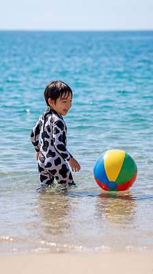 JPG 편집이미지 수영복 어린이 바다 물놀이 놀이 해변 여름 즐거움 공놀이 의료성형뷰티 편집실사 AI인물포토 AI콘텐츠 옷 계절 감정 공 사람 CG 파일형식 AI포토