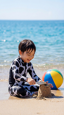 JPG 편집이미지 어린이 바다 물놀이 소년 해변 여름 장난감 즐거움 모래성 모래놀이 의료성형뷰티 편집실사 AI인물포토 AI콘텐츠 계절 남자 감정 모래 놀이 사람 CG 파일형식 AI포토