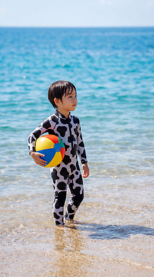 JPG 편집이미지 수영복 어린이 바다 공 물놀이 놀이 해변 여름 수영 즐거움 의료성형뷰티 편집실사 AI인물포토 AI콘텐츠 옷 계절 감정 사람 수상스포츠 CG 파일형식 AI포토