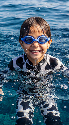 JPG 편집이미지 수영복 어린이 놀이 고글 수영장 웃음 물 여름 수영 즐거움 의료성형뷰티 편집실사 AI인물포토 AI콘텐츠 자연요소 옷 계절 감정 표정 사람 수상스포츠 CG 파일형식 AI포토