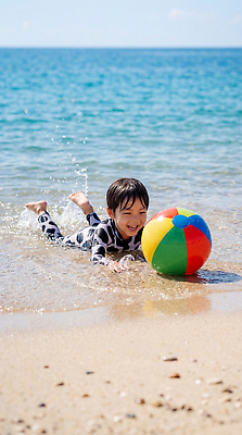 JPG 편집이미지 어린이 모래 공 물놀이 놀이 해변 여름 여름휴가 수영 즐거움 의료성형뷰티 편집실사 AI인물포토 AI콘텐츠 계절 감정 바다 휴가 사람 수상스포츠 CG 파일형식 여름_계절 AI포토