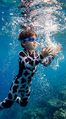 JPG 편집이미지 수영복 어린이 바다 해변 여름 수중 수영 즐거움 해수욕 의료성형뷰티 편집실사 AI인물포토 AI콘텐츠 옷 계절 감정 휴가 사람 수상스포츠 CG 파일형식 AI포토