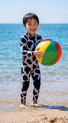 JPG 편집이미지 수영복 어린이 바다 자연 놀이 웃음 해변 여름 즐거움 공놀이 의료성형뷰티 편집실사 AI인물포토 AI콘텐츠 옷 계절 감정 공 표정 사람 CG 생태계 파일형식 AI포토