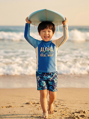 JPG 편집이미지 어린이 파도 바다 놀이 웃음 해변 여름 햇빛 서핑보드 서핑 즐거움 의료성형뷰티 편집실사 AI인물포토 AI콘텐츠 계절 감정 표정 사람 빛 수상스포츠 보드_스포츠 CG 파일형식 AI포토