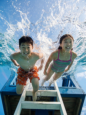 JPG 편집이미지 놀이 수영장 웃음 물 여름 친구 수중 수영 즐거움 다이빙 의료성형뷰티 편집실사 AI인물포토 AI콘텐츠 자연요소 계절 감정 관계 표정 수상스포츠 CG 수중스포츠 파일형식 AI포토