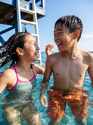 JPG 편집이미지 물놀이 웃음 해변 여름 친구 수영 즐거움 해수욕 의료성형뷰티 편집실사 AI인물포토 AI콘텐츠 계절 감정 바다 관계 놀이 휴가 표정 수상스포츠 CG 파일형식 AI포토