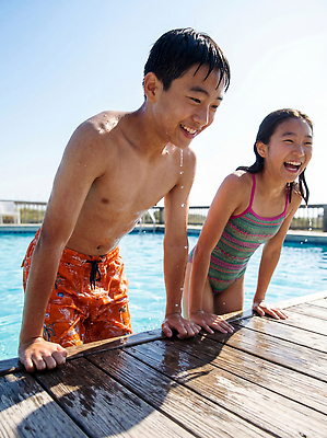 JPG 편집이미지 놀이 수영장 웃음 소녀 소년 물 여름 수영 즐거움 의료성형뷰티 편집실사 AI인물포토 AI콘텐츠 자연요소 계절 여자 남자 감정 어린이 표정 수상스포츠 CG 파일형식 AI포토
