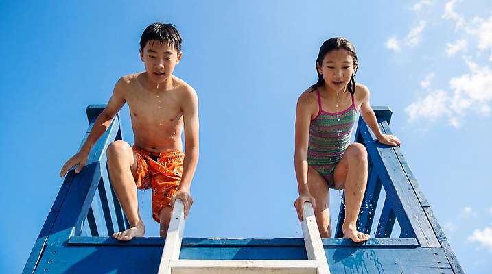 JPG 편집이미지 놀이 하늘 수영장 물 여름 친구 수영 즐거움 다이빙대 의료성형뷰티 편집실사 AI인물포토 AI콘텐츠 자연요소 계절 감정 관계 수상스포츠 CG 다이빙 파일형식 AI포토