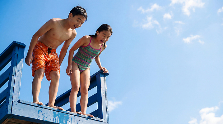 JPG 편집이미지 수영복 물놀이 하늘 수영장 여름 친구 수영 즐거움 다이빙 다이빙대 놀기 의료성형뷰티 편집실사 AI인물포토 AI콘텐츠 옷 계절 감정 관계 모션 놀이 수상스포츠 CG 수중스포츠 파일형식 AI포토