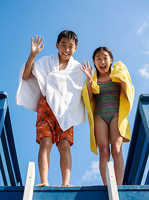 JPG 편집이미지 가족 놀이 하늘 수영장 웃음 물 여름 친구 수건 수영 즐거움 의료성형뷰티 편집실사 AI인물포토 AI콘텐츠 자연요소 계절 감정 관계 표정 위생용품 수상스포츠 CG 파일형식 AI포토