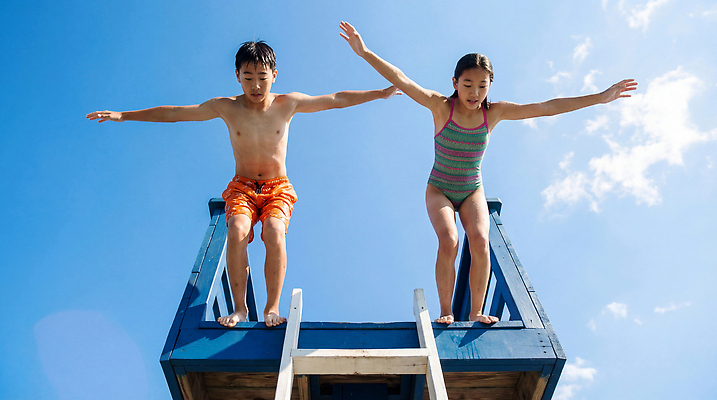 JPG 편집이미지 어린이 물놀이 놀이 하늘 수영장 여름 친구 점프 수영 즐거움 다이빙대 의료성형뷰티 편집실사 AI인물포토 AI콘텐츠 계절 감정 관계 모션 사람 수상스포츠 CG 다이빙 파일형식 AI포토
