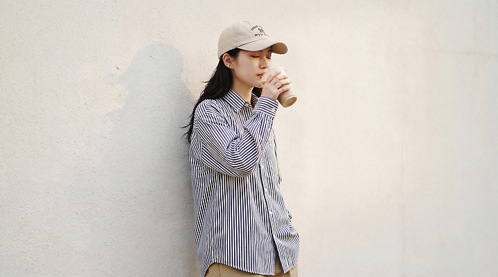 JPG 편집이미지 음료 벽 셔츠 사람 기댐 줄무늬 마시기 도시 편안함 힐링 의료성형뷰티 편집실사 AI인물포토 AI콘텐츠 상의 무늬 모션 감각 CG 파일형식 AI포토