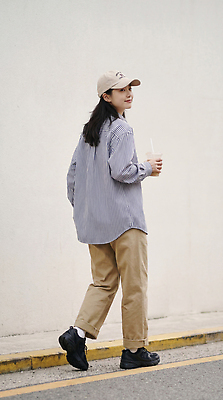 JPG 편집이미지 여자 음료 셔츠 바지 거리 걷기 줄무늬 편안함 힐링 의료성형뷰티 편집실사 AI인물포토 AI콘텐츠 상의 무늬 모션 하의 사람 감각 CG 파일형식 AI포토