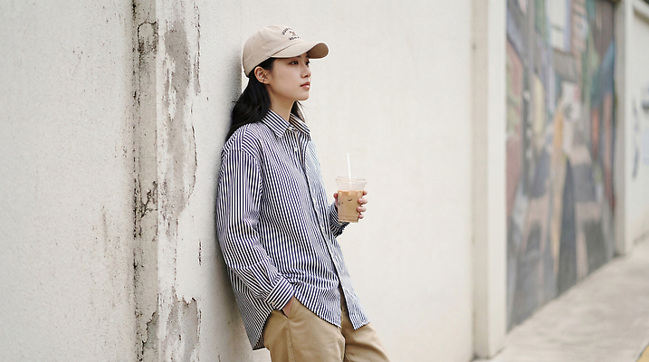 JPG 편집이미지 여자 음료 벽 휴식 거리 힐링 의료성형뷰티 편집실사 AI인물포토 AI콘텐츠 컨셉 사람 CG 파일형식 AI포토