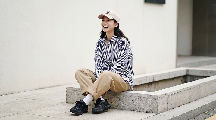 JPG 편집이미지 여자 행복 웃음 앉기 청년 야외 힐링 의료성형뷰티 편집실사 AI인물포토 AI콘텐츠 감정 모션 표정 사람 성인 CG 파일형식 AI포토