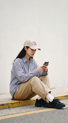 JPG 편집이미지 여자 셔츠 바지 거리 앉기 핸드폰 마을 줄무늬 힐링 소통 길가 의료성형뷰티 편집실사 AI인물포토 AI콘텐츠 컨셉 상의 무늬 모션 하의 사람 전자제품 CG 파일형식 AI포토