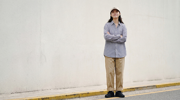 JPG 편집이미지 여자 벽 셔츠 바지 거리 도시 힐링 의료성형뷰티 편집실사 AI인물포토 AI콘텐츠 상의 하의 사람 CG 파일형식 AI포토