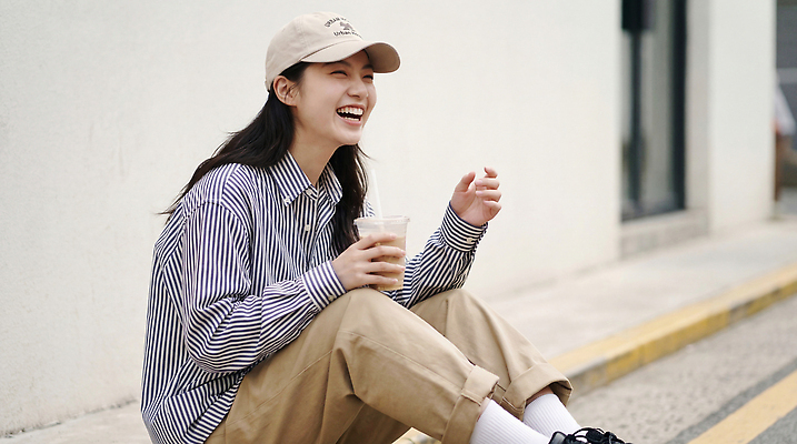 JPG 편집이미지 여자 음료 거리 웃음 사람 앉기 분위기 편안함 즐거움 힐링 길가 의료성형뷰티 편집실사 AI인물포토 AI콘텐츠 감정 컨셉 모션 표정 감각 CG 파일형식 AI포토