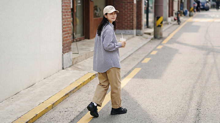 JPG 편집이미지 여자 길 음료 거리 사람 걷기 도심 힐링 의료성형뷰티 편집실사 AI인물포토 AI콘텐츠 모션 도시 CG 파일형식 AI포토