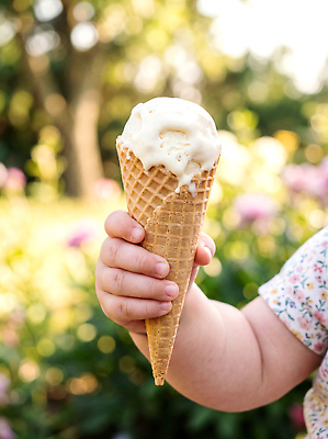 JPG 편집이미지 손 어린이 아이스크림 들기 여름 햇빛 아기 장면 아이스크림콘 의료성형뷰티 편집실사 AI인물포토 AI콘텐츠 계절 모션 디저트 사람 신체부위 빛 CG 콘 파일형식 AI포토